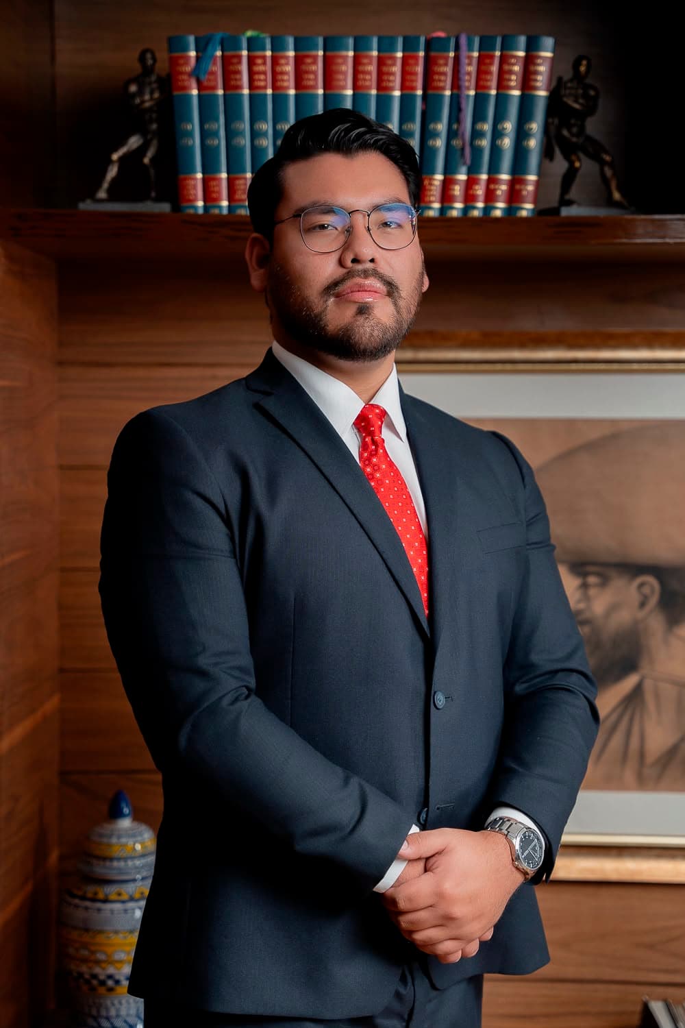 Eduardo Basilio frente a su biblioteca jurídica